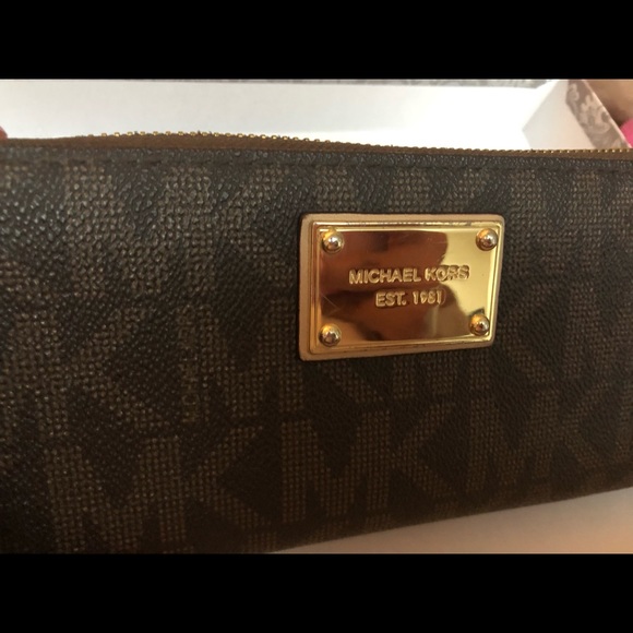 Michael Kors Zippy Wallet - Picture 2 of 7